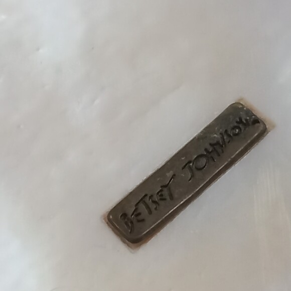 Betsey Johnson Earrings Kiss Lips Oversized Scalloped Edge Mother of Pearl Shell - Picture 8 of 11